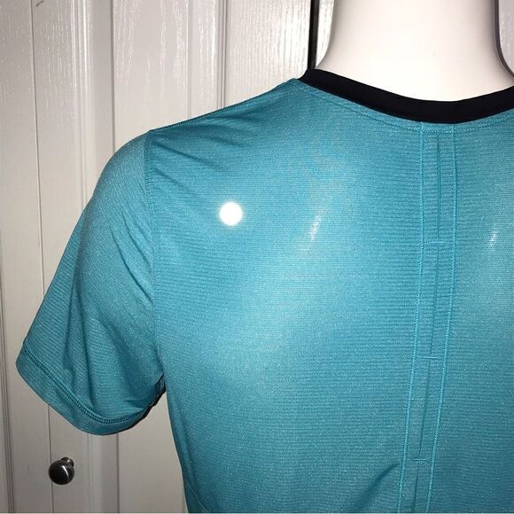 Lululemon workout tee - Picture 2 of 6